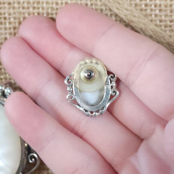 Elegant Vintage Mother-of-Pearl Jewelry Set, Silver Brooch & Matching Earrings - Picture 8 of 10